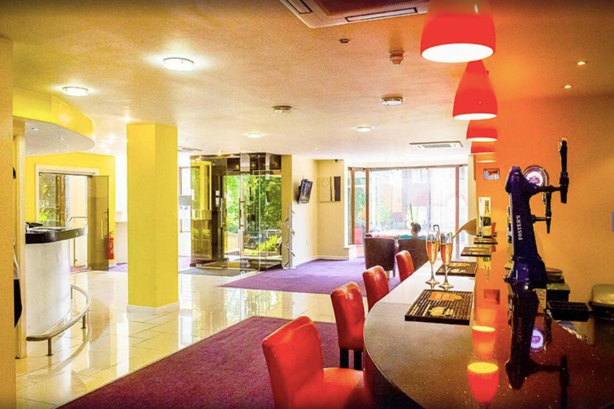 The Luton Hotel Exteriör bild